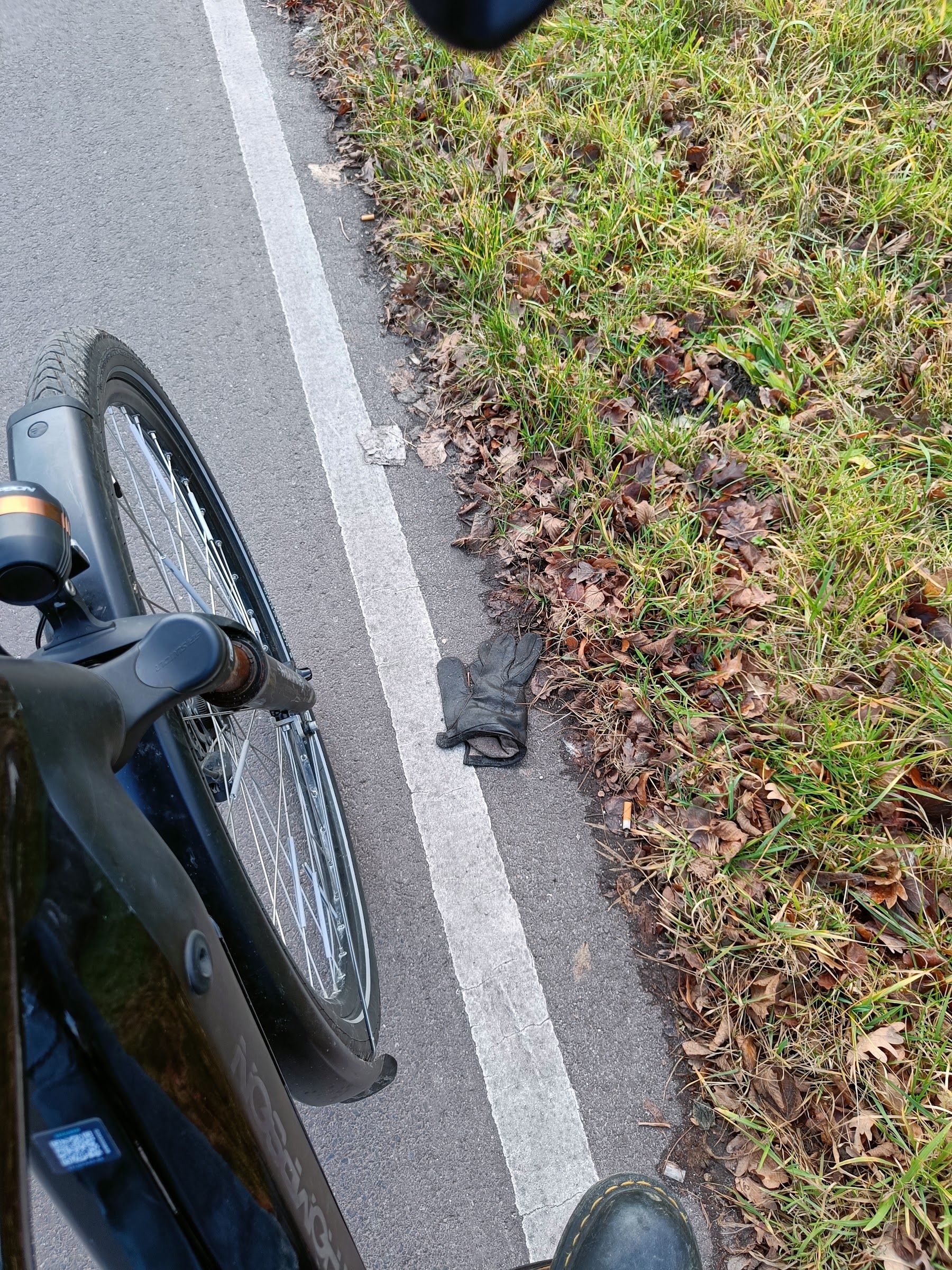 black glove found on 5 Feb 2026